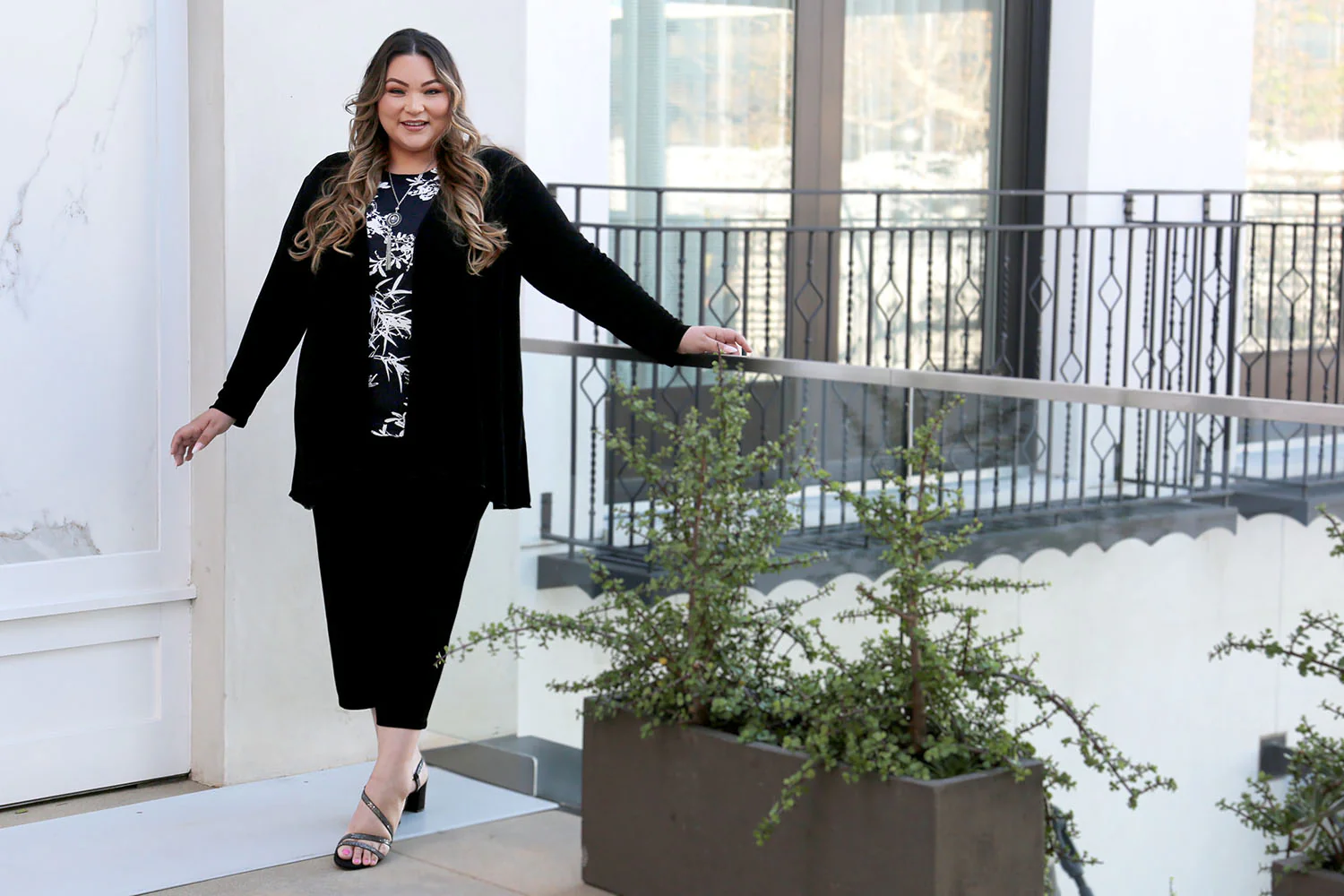 Vikki Vi Classic Black Crop Pant - Image 4